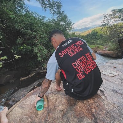 Sei que nessa caminhada ele lá em cima ta olhando . 🕊