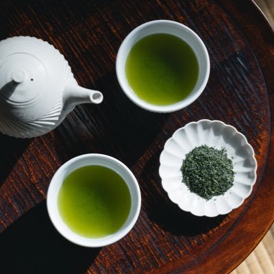 創業100余年 静岡県沼津を拠点に上質な日本茶をお届けする日本茶店です。契約農家さんにて栽培された安心安全な茶葉を使用。自家焙煎工場にて丁寧に仕上げられたお茶は全国よりご好評いただいております。