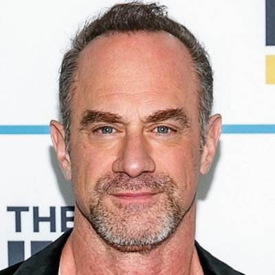 Hello Everyone my name is Elliot Stabler. I'm a police Detective with the NYPD. Single And Looking.