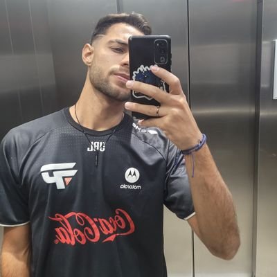 {Computação_UnB_🐶🎓💻}
{Atleta, futuro bombeiro, nerd e painzete |
@paiNGamingBR #GopaiN❤️🖤}