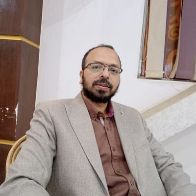 (محب لأهل العلم والأدب وأهوى كتابة الشعر)
أنا لم أكن حتي عرفت ربي*
سبحان من لا ضام ذل قلبي*