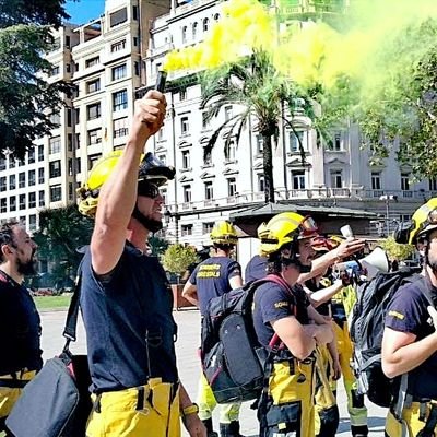 Bomber forestal. 
Tècnic superior en coordinació d'emergències i protecció civil.
Tècnic superior en gestió i organització de recursos naturals i paisatgístics.