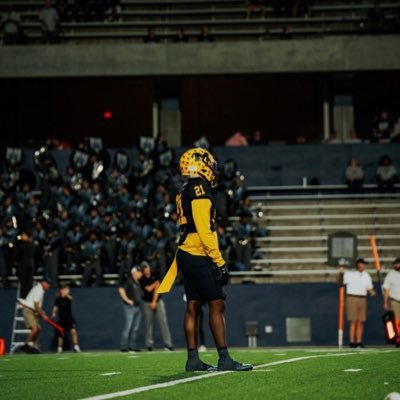 class of 2023 Mckinney high || RB/DB|| 5’9 185|| Football Track PR’s 100m 10.85 200m 22.8|| God first🙏🏽|| NCAA ID# 2204533945 number-(469)-863-0777 GPA-3.0