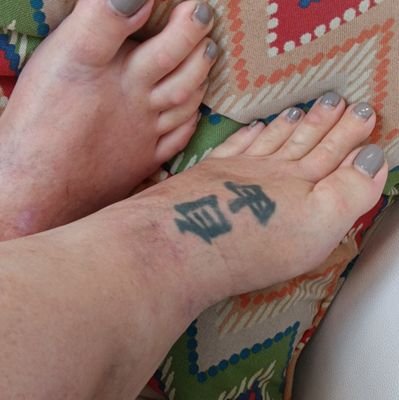 feet content 🤑 DM me. long beautiful toes!! 😍