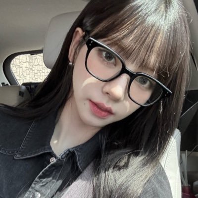 noamorefati's profile picture. doe-eyes of a strange girl with brownish hair