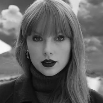 22.
Escribo, leo, soy swiftie y estoy enamorada de personajes ficticios que a diario suben mis expectativas en el amor.