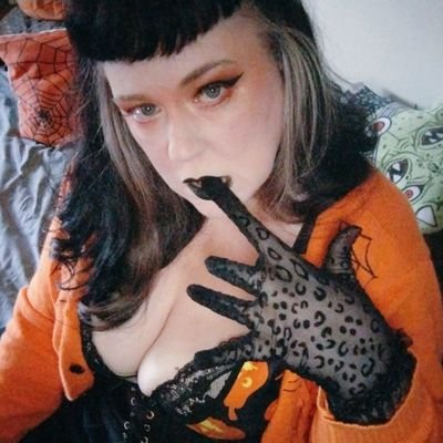 I'm a curvy disco goth mom/wife. I 💜 horror/sci-fi/fantasy movies from the 70's & 80's. I'm your sexy Graveyard Ghoulie content creator 💀🕸🎃NSFW