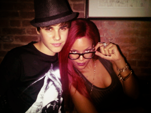 This is Rihanna's Official Fan Page. Spread the Rihanna Love ♥