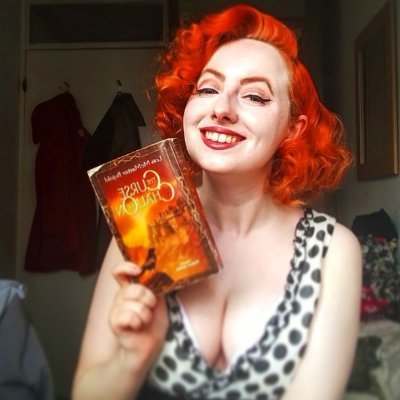 Irish 🇮🇪 || book blogger || writes books and draws things || for art updates, follow me on TikTok: redheadpinupdrawer 🎨