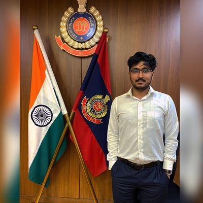 20 | SDE Intern @DelhiPolice | @SolanaFndn Scholar | prev @_nightsweekends @_buildspace @timechainlabs @tezos | Student @jamia_hamdard CSAI '26