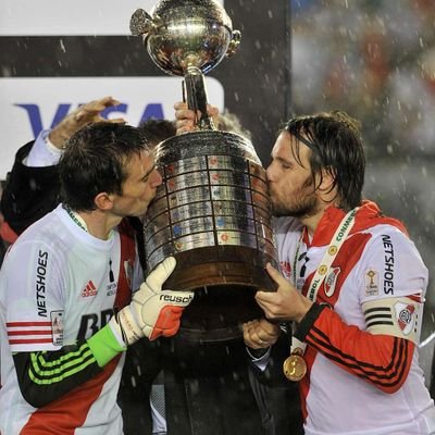 Socio e Hincha de River. En este día y cada día! El mundo es redondito y de ricota❤️ El cavegol es lo más grande que hay.