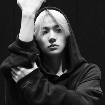 heeseeuxng's profile picture. 𝗙𝗶𝗰𝘁𝗶𝗼𝗻𝗮𝗹 ⎯ 𝟮𝟬𝟬𝟭: main vocalist, lead dancer, center and Ace of The Group from 𝗘𝗻𝗵𝘆𝗽𝗲𝗻 彡 there’s only one me, 𝗟𝗲𝗲 𝗛𝗲𝗲 𝗦𝗲𝘂𝗻𝗴.