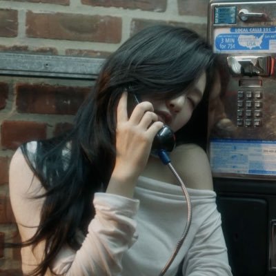 ning_yirose's profile picture. Unhappy