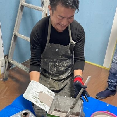 日本で一番最初の県知事認定「リユースペイント®︎」 により塗料材仕入れをキャッシュインで行い市場の半額で塗料販売、CO2↓半額塗装工事を行っています。1万件以上の塗り替え現場経験者。不用塗料回収・調色製造・販売・塗装工事/サンアカ4期生。調色技師