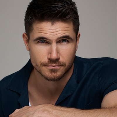 Twitter page for the original @RobbieAmell fansite.