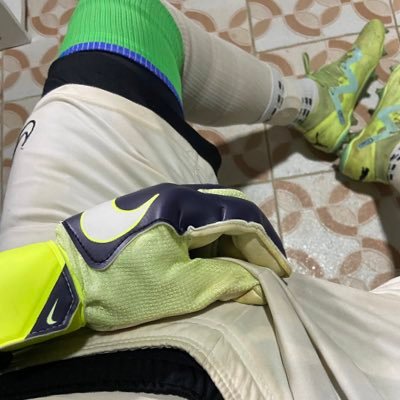 NSFW +18 🔞 Não sou cashmaster! Goleiro, curto uma putaria usando meu uniforme de goleiro luva e chuteira! (Todas as fotos são minhas) Tamanho 42