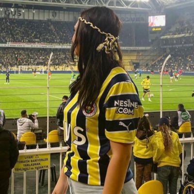 Sadece @Fenerbahce paylaşımları yapıyorum renktaşlar takip edin geri takip var ☺️ #FenerbahçeAilem 💛💙 Eda Erdem 🏐#Fenerbahçe