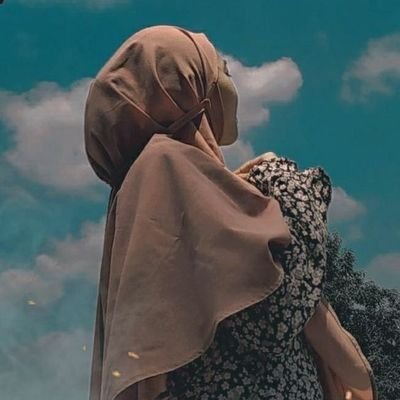 خيرٌ لك أن تكون مبتسماً متفائلاً بالله من أن تكون عابساً مكفهراً❣️
It is better for you to be smiling and optimistic about God than to be frowning and gloomy.
