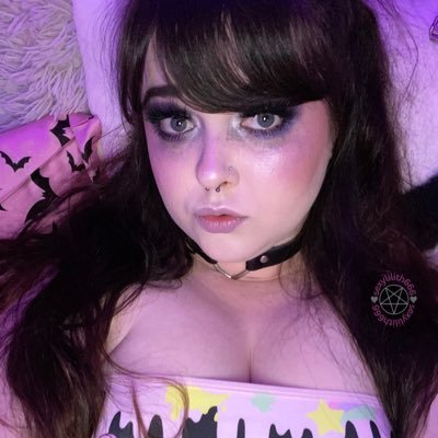 🎀🦇Pastel goth p0rn princess🦇🎀Switch with soft+ hard k!nks•Stoner•Queer🏳️‍🌈She/They•I love horror movies,Sanrio,music&cosplay!Links⬇️for all my content🫶🏻