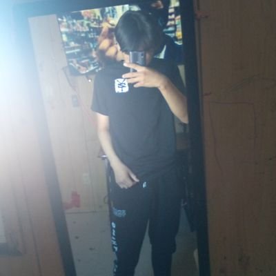 17, 
I play fortnite,bo2, Minecraft,

tiktok : qSsoma 
Xbox GT: IlySwxy