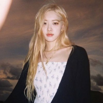 🥀𝐈𝐋𝐋𝐔𝐒𝐎𝐈𝐑𝐄-1997 BLACKPINK's Rosé is currently busy.