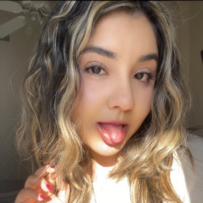 latinaalover22's profile picture. can live verify for you.