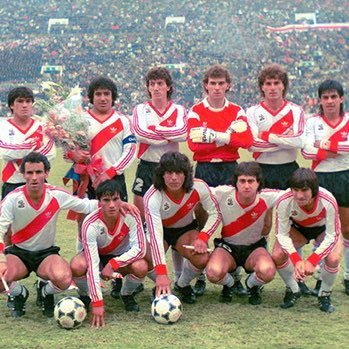 En esta cuenta iremos subiendo formaciones de River a lo largo de la historia en partidos oficiales o amistosos.