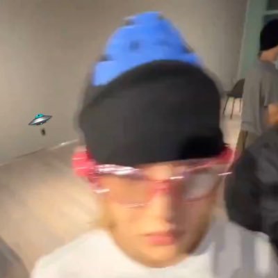 awsedrun's profile picture. 꽁꽁 얼어붙은 한강위로 락스타고양이가 어쩌구