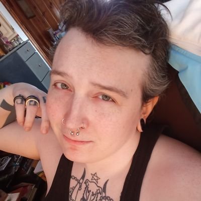i am: elizabeth // extremely angry and incredibly gay // communist trans dyke // lesbian boyfriend // 35