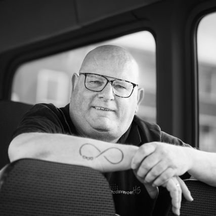 Samen woonend een zoon van 26 jaar die ernstig verstandelijk gehandicapte is
Vrijwilliger buschauffeur bij het stadsvervoer bij stadsvervoer H.S