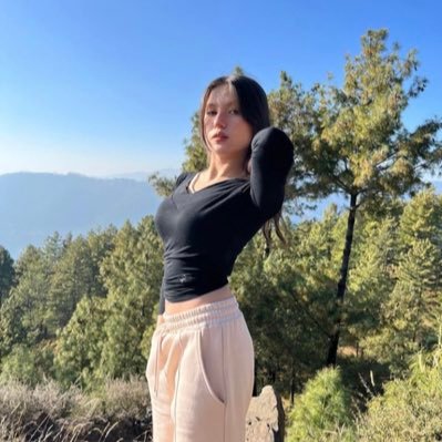 edenhowardez's profile picture. I don’t sell services. I translate energy into visuals, from motion to stills. Let’s create something real ✨🖤 Also… Je veux juste un chat 😭