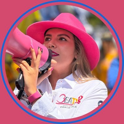 Beatriz_LR01's profile picture. Lic. en Derecho. Orgullosamente UNAM. Política, melómana, ❤️✈️ , leer poesía, mamá de Hércules 🐶 y 4 🐱