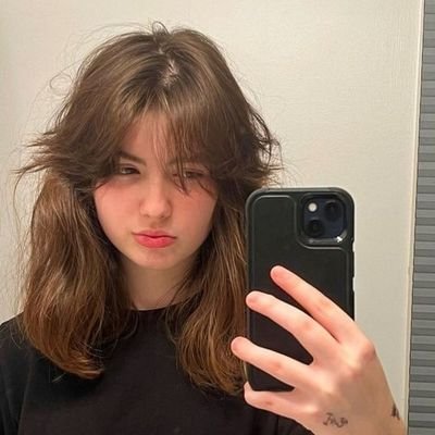 lesbosellie's profile picture. 