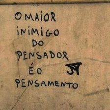 apenas uma adolescente tentando desvendar sua mente através de poesias puras onde o caos se faz presente...