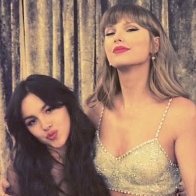 LIVIE AND SWIFTIE💜💜🤍🤍