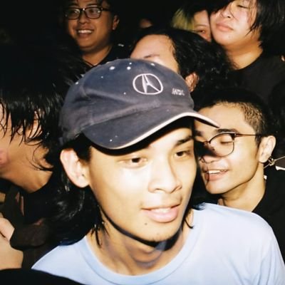 🍸🤓 ꕥ ingat-ü ↷
@theflyinglugaw ↹ show promoter anywhere ∙・• sometimes DJs for planet earf 🌏🛰
꧁found footage pop ✥°o。🎧 music writer @rollingstoneph 🌪