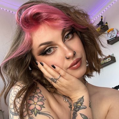 Petite girlie with tattoos & piercings 🍒 bmthellie on OF & fansly, I only reply there 💕 all my links ↓