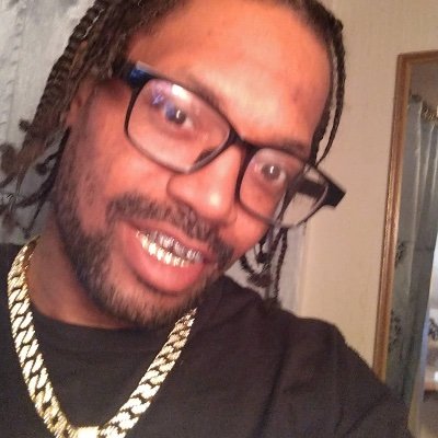 AwesomeHoneycu1's profile picture. V