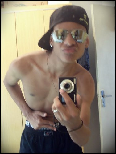 Muleque simples, qe ama futebol, familia, amigos, ama viver feliz, alegre com fé em DEUS sempre.