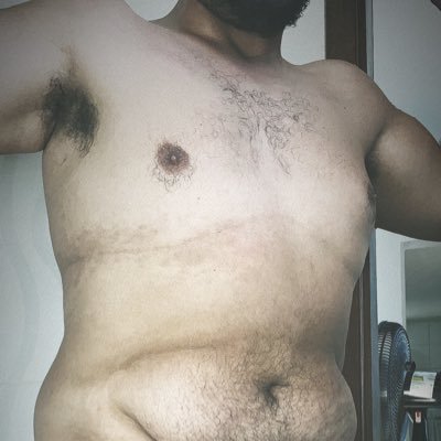 29 anos, gay, peludo, viciado por academia.