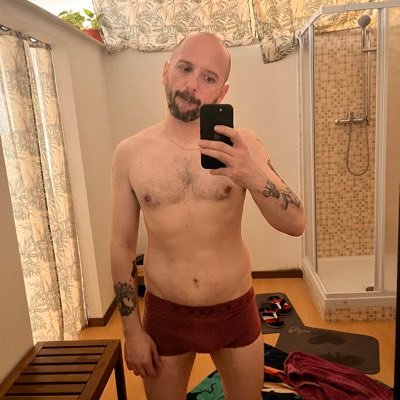 al_bates76's profile picture. passivello stretto , chi mi allarga . attratto da Daddy muscolosi , e non solo daddy . amo i pettorali e gli addominali