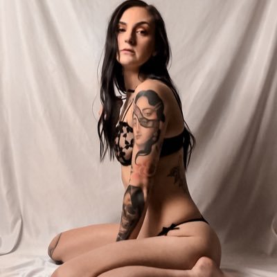 27 | she/her | NSFW | Single Tattooed Milf | 18+ mdni | $10 DM Fee, don’t expect replies otherwise.