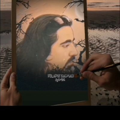 Gideriz nur yolu izde gideriz.
Taş bağırda sular dizde gideriz.
Bir gün akşam olur bizde gideriz
Kalır dudaklarda ŞARKIMIZ bizim.
