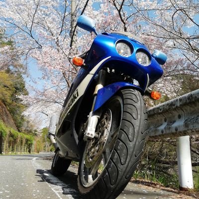 古ーいバイクばっかり乗ってる(弄ってる)
な〜んの取り柄もないオッサンです