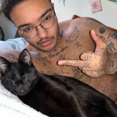 gravitasbong's profile picture. he/him 24