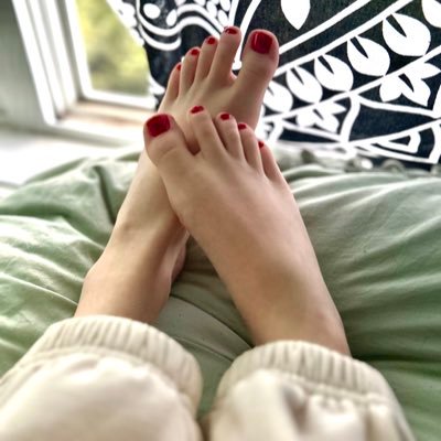 I DO NOT PAY FEES, pay pigs 😍😍Custom Pics and Vids🦶🏻Pay then speak💸 No face in content, US 7 🦶🏻,DM for custom content ❤️