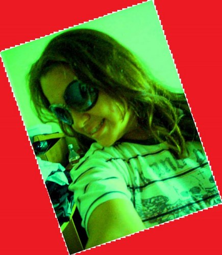 Eu me resumo em… FELICIDADE! sorrio o tempo todo, dou risada de piadas sem a menor graça, e acho felicidade, nas coisas mais simples da vida.
