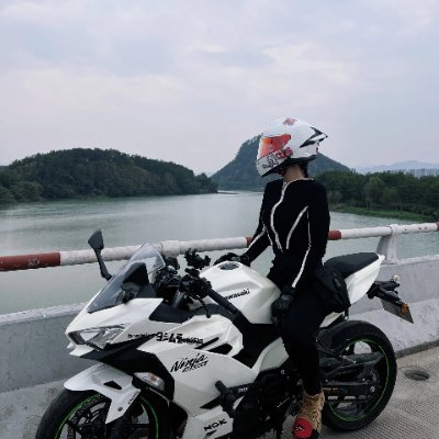 バイクと車が好きです🏍愛車はBWM s1000RRですバイク好きな方は気軽にフォローしてください😊バイク以外の事もツイートします➞無言フォローごめんなさいm(_ _)mトラブルは嫌いです人💦 #バイクに乗る人と繋がりたい #バイク好きな人と繋がりたい