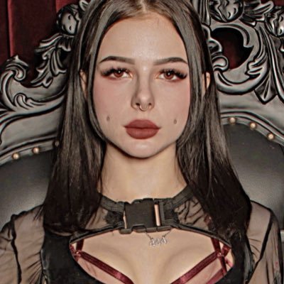 Princess Daphne Delphic, sweetly sadistic, indulges in your worst nightmares and your sickest dreams ⛓️🎀 Petite Witch-Princess Domme 🔮🕯️👑 19+ only ❕