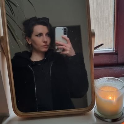 editor & copywriter by day 📚 | writer in other splinters of time ✏️ | she/her |
insta: @rosievox